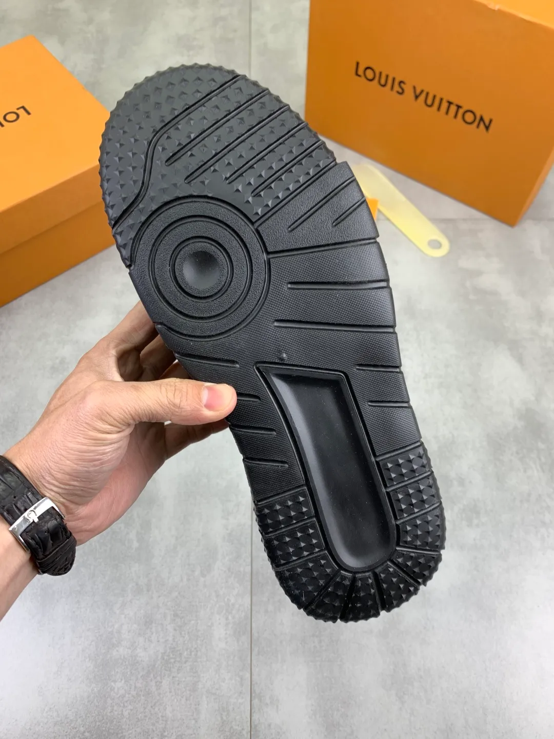 Men's men's shoes 💰P440 new style 💶【LOUIS VUITTON) new high top🍀LV Louis Vuitton *—— LV classic high top trendy shoes! Made of imported original soft calfskin, water-dyed pigskin lining. Original wear-resistant rubber outsole! High quality products! Code number: 38-44 Color: 2️⃣colors available